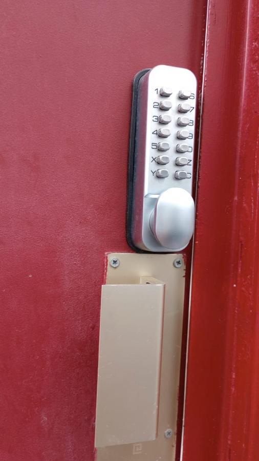 Guesthouse Familial Pour 2,3,4 Personnes De 44M2- Accessible Handic -Rez De Chaussee-Vues Sur Rue Et Patio Prive - Sejour, Chambre Separee-Cuisine,Salle De Bain,Lit Double Et Canape-Lit 2Pers-Entree De La Rue Berzelius-5 Minutes Du Metro Brochant-Lig 파리 외부 사진