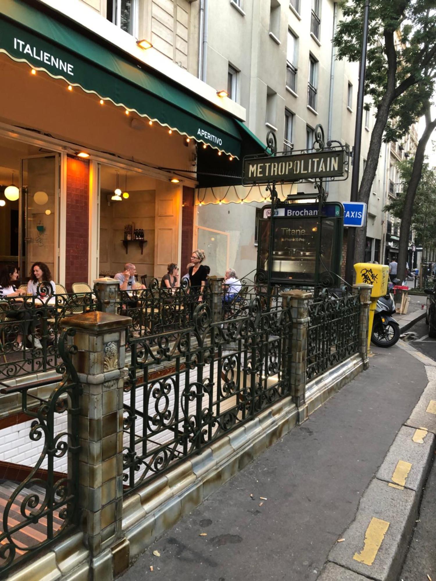 Guesthouse Familial Pour 2,3,4 Personnes De 44M2- Accessible Handic -Rez De Chaussee-Vues Sur Rue Et Patio Prive - Sejour, Chambre Separee-Cuisine,Salle De Bain,Lit Double Et Canape-Lit 2Pers-Entree De La Rue Berzelius-5 Minutes Du Metro Brochant-Lig 파리 외부 사진