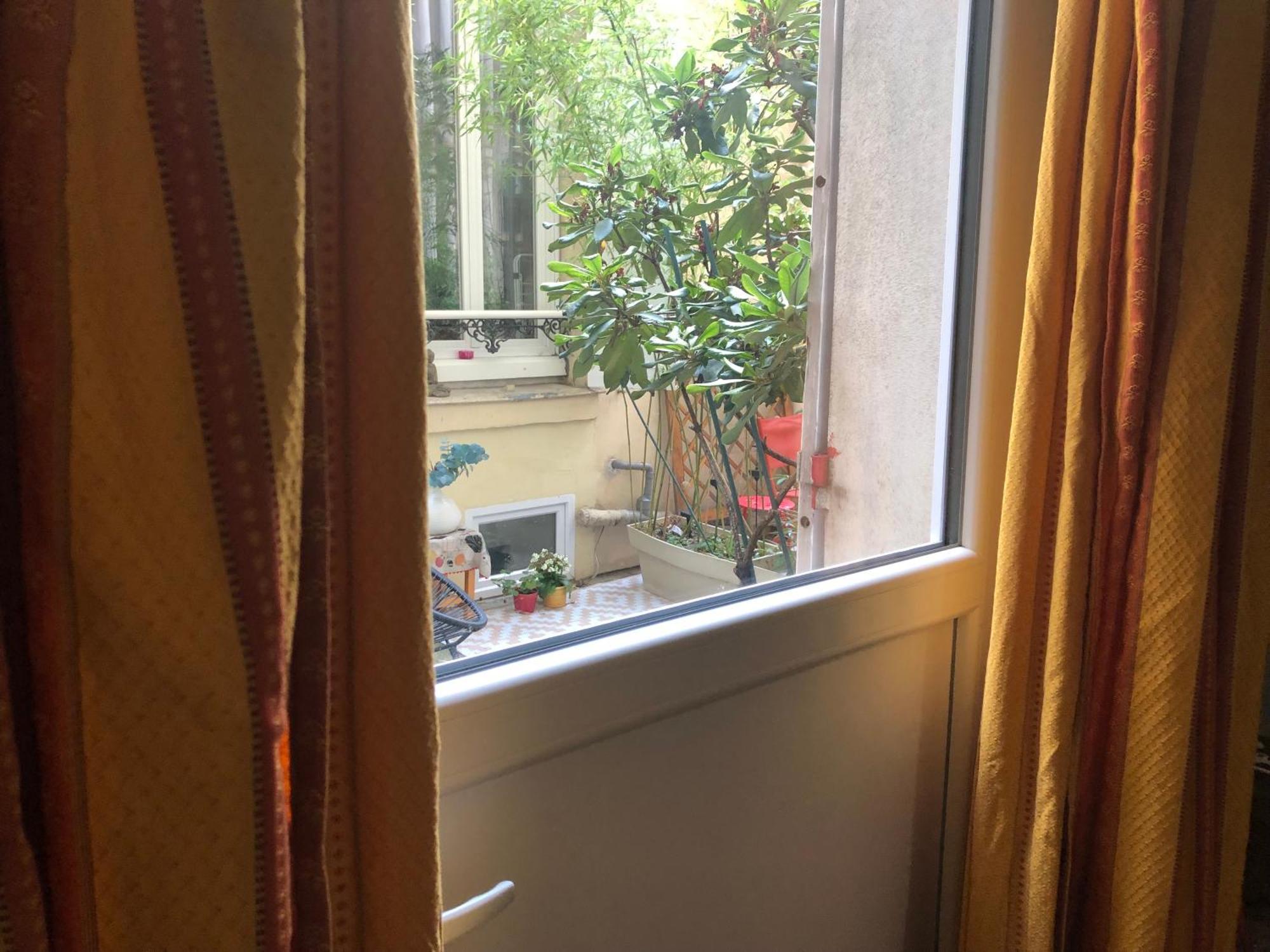 Guesthouse Familial Pour 2,3,4 Personnes De 44M2- Accessible Handic -Rez De Chaussee-Vues Sur Rue Et Patio Prive - Sejour, Chambre Separee-Cuisine,Salle De Bain,Lit Double Et Canape-Lit 2Pers-Entree De La Rue Berzelius-5 Minutes Du Metro Brochant-Lig 파리 외부 사진