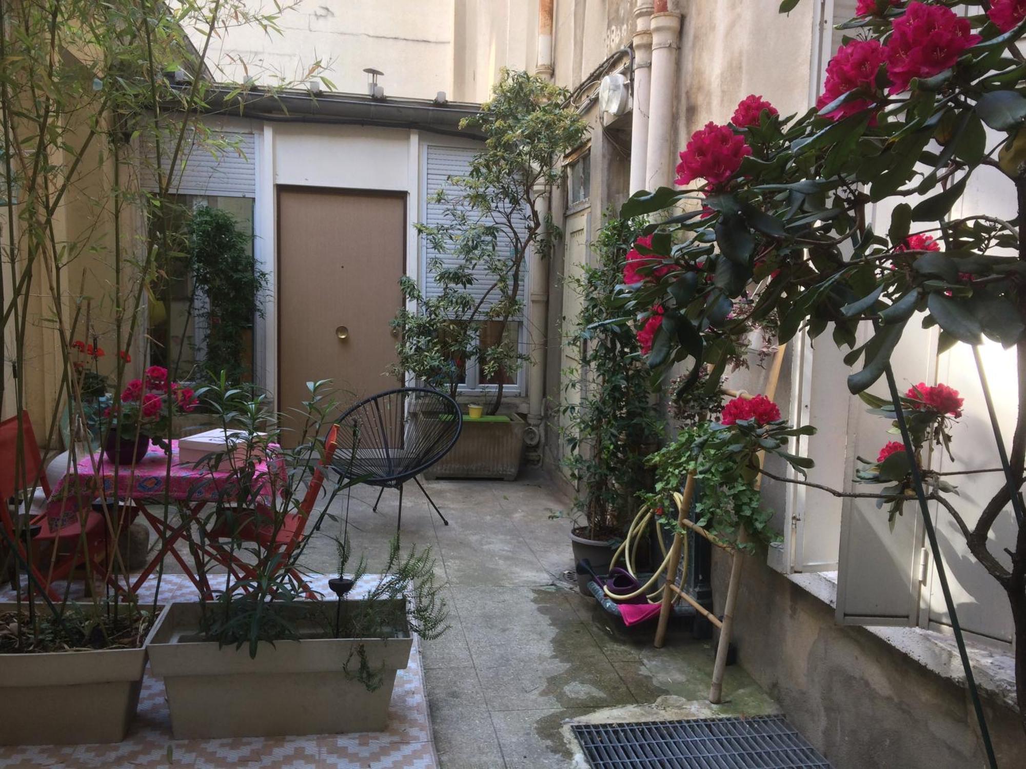 Guesthouse Familial Pour 2,3,4 Personnes De 44M2- Accessible Handic -Rez De Chaussee-Vues Sur Rue Et Patio Prive - Sejour, Chambre Separee-Cuisine,Salle De Bain,Lit Double Et Canape-Lit 2Pers-Entree De La Rue Berzelius-5 Minutes Du Metro Brochant-Lig 파리 외부 사진