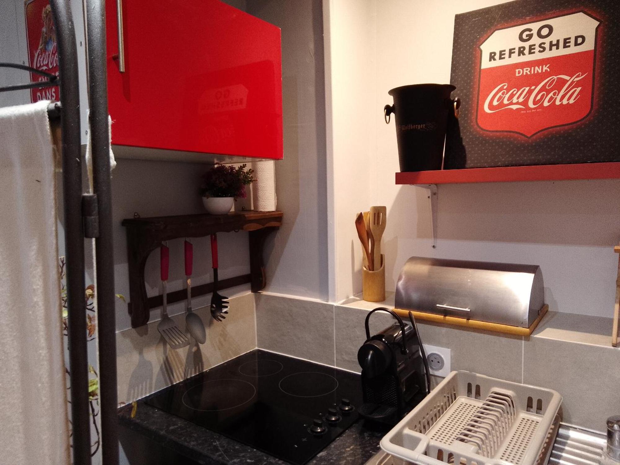 Guesthouse Familial Pour 2,3,4 Personnes De 44M2- Accessible Handic -Rez De Chaussee-Vues Sur Rue Et Patio Prive - Sejour, Chambre Separee-Cuisine,Salle De Bain,Lit Double Et Canape-Lit 2Pers-Entree De La Rue Berzelius-5 Minutes Du Metro Brochant-Lig 파리 외부 사진
